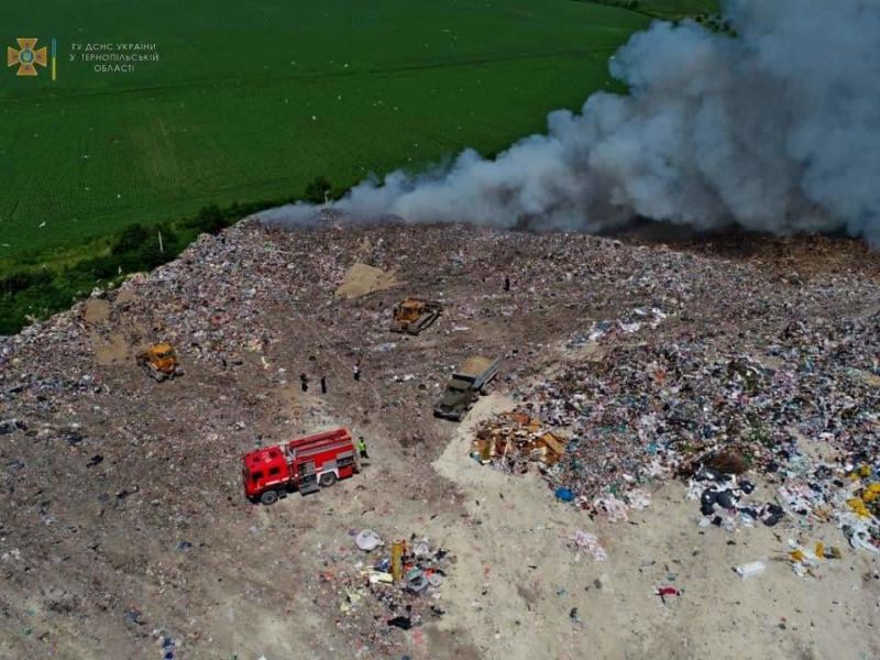 У Тернополі рятувальники ліквідовують пожежу сміттєзвалища (фото)