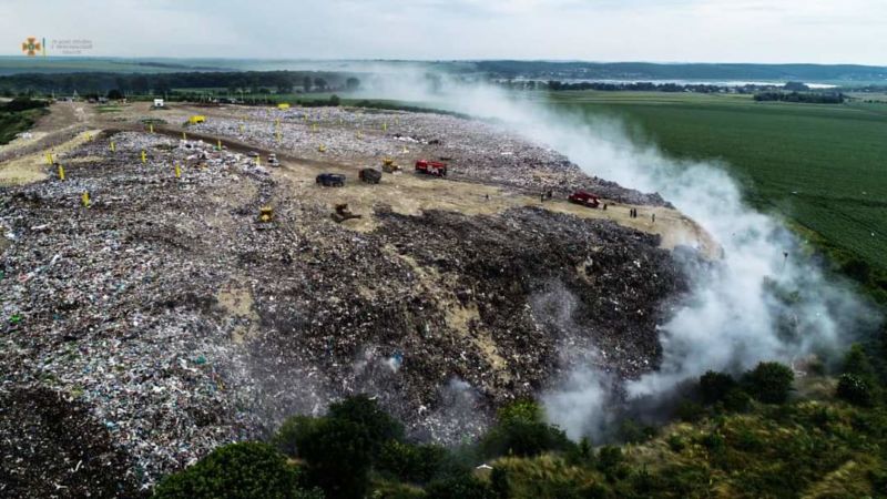 Уже другу добу горить велике сміттєзвалище у Малашівцях на Тернопільщині