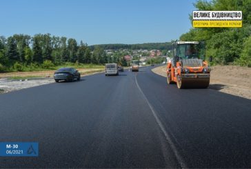 На Тернопільщині, на Дорозі Єдності, почали влаштовувати фінішний шар покриття