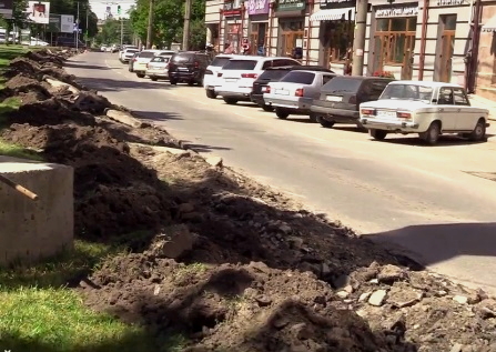 На вулиці С. Крушельницької у Тернополі – ремонт: не паркуйте автівки на проїжджій частині