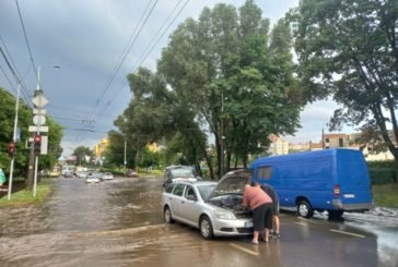 Автівки плавають у воді: Тернопіль затопило (фото)