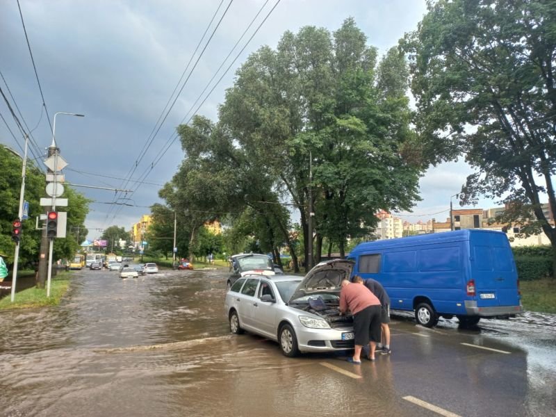 Автівки плавають у воді: Тернопіль затопило (фото)