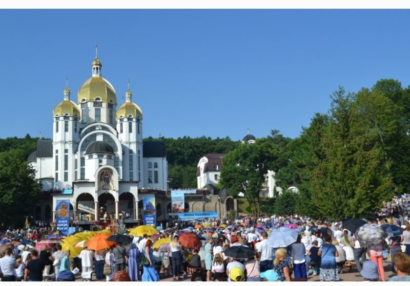 Зарваниця об’єднала в молитві десятки тисяч вірян з усієї України