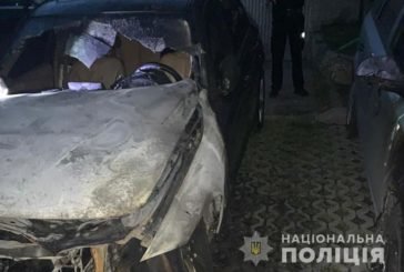 Тернополянину хтось уночі підпалив «BMW», вогонь перекинувся й на іншу автівку