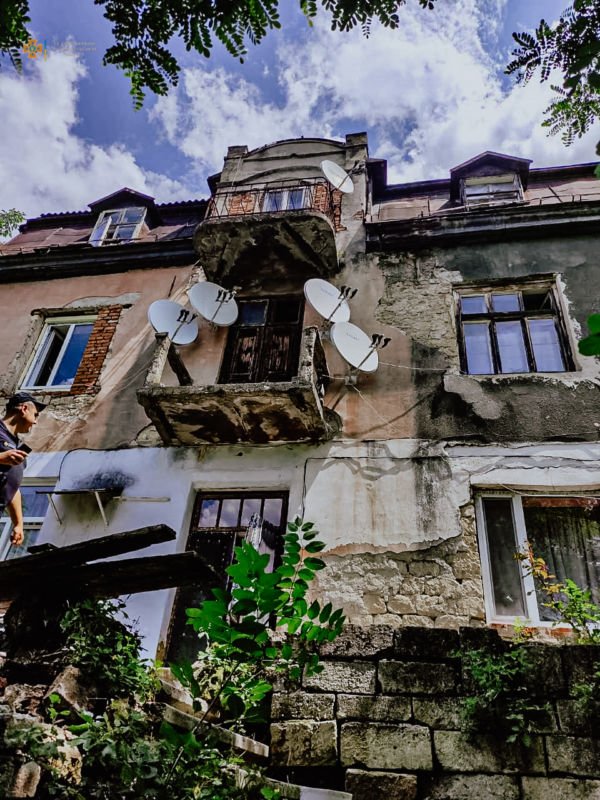 У Заліщиках обвалилась тераса житлового будинку (фото)