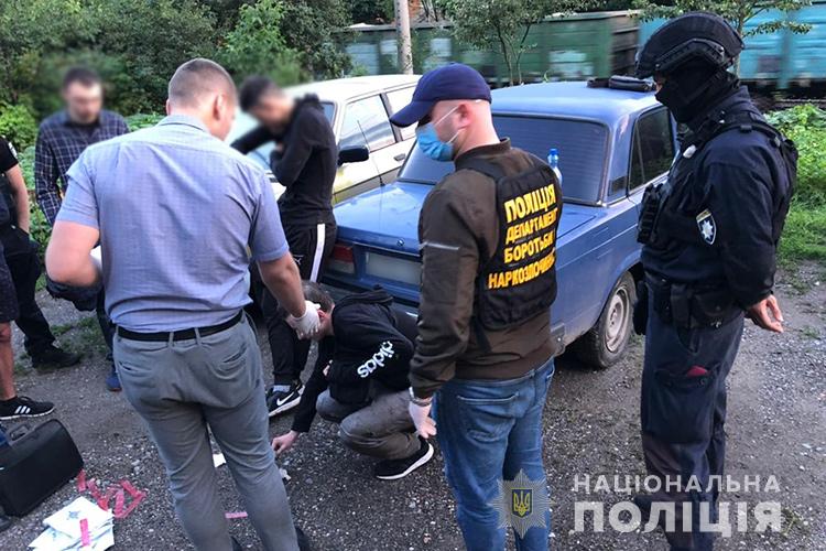 Поліцейські Тернополя викрили банду: розповсюджували наркотики через віртуальний магазин