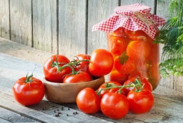 Квашені, гостренькі, солодкі та ароматні: топ-10 рецептів консервування помідорів