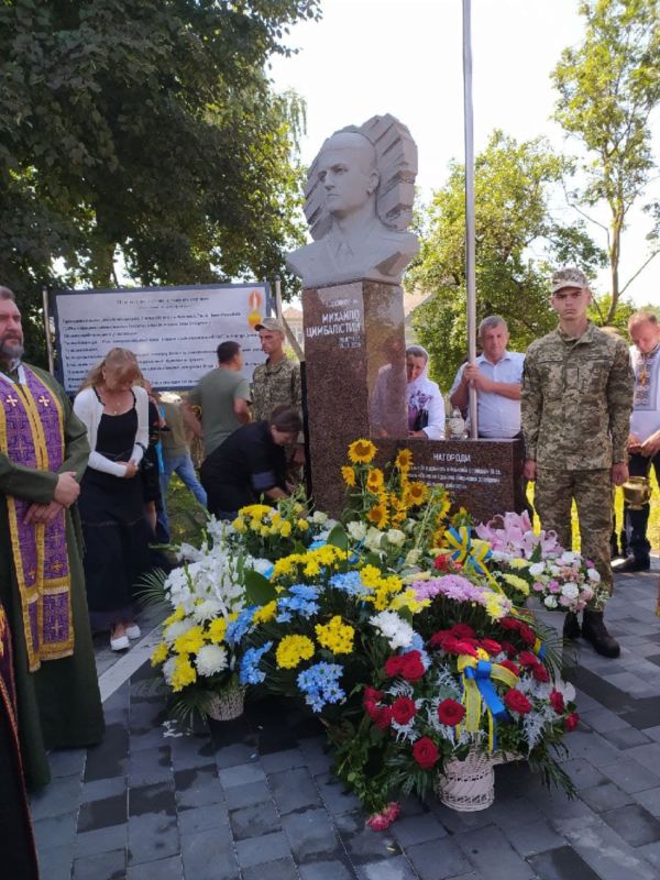 “Він мав глибоку віру у Господа і в Україну”: на Тернопільщині відкрили перший в області пам’ятник герою українсько-російської війни Михайлу Цимбалістому