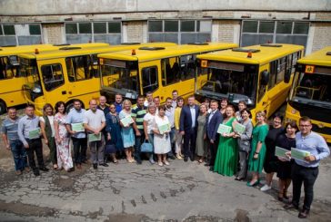 12 громад Тернопільщини отримали шкільні автобуси