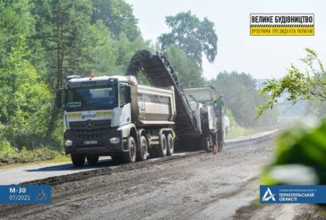 На Тернопільщині дороги ремонтують у дві зміни