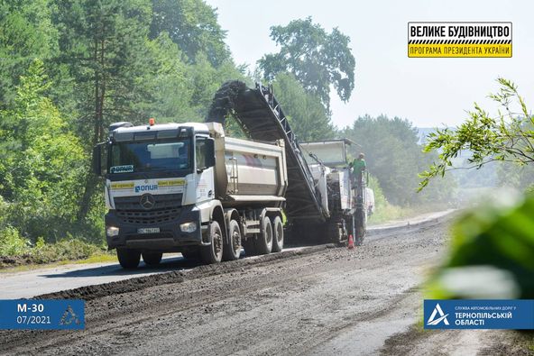 На Тернопільщині дороги ремонтують у дві зміни