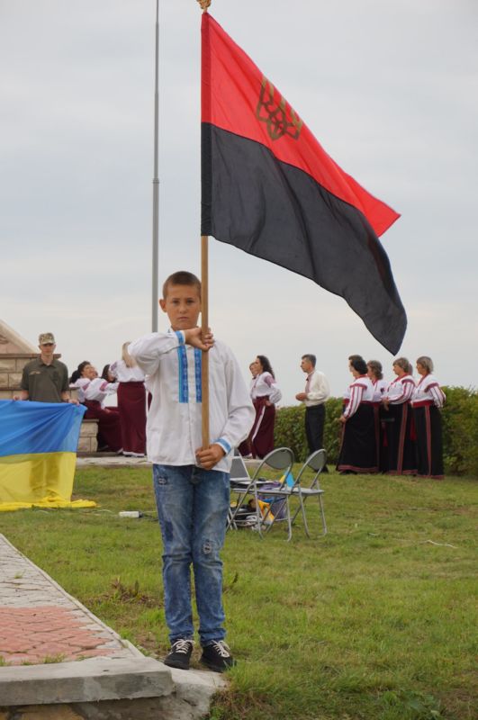 У День Державного Прапора України на горі Лисоня, що на Тернопільщині, підняли синьо-жовтий та червоно-чорний стяги (фото)