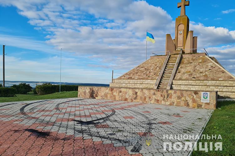 Хуліган з Бережан забруднив територію поблизу меморіалу Українських січових стрільців на горі Лисоня