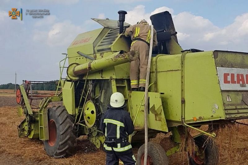 На Тернопільщині в полі горів комбайн