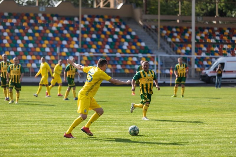 Команда податківців у Тернополі зіграла футбольний матч із Національною збірною України з футболу серед ветеранів