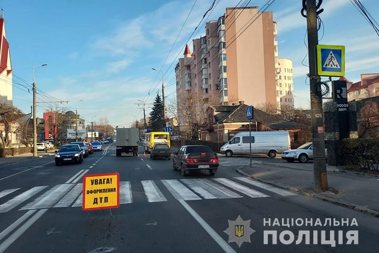 У Тернополі під колеса учбового автомобіля потрапила жінка