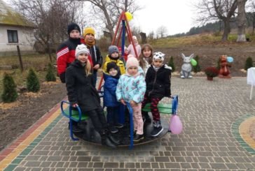 Жителі села Саджівка Гримайлівської громади отримали в подарунок дитячий майданчик