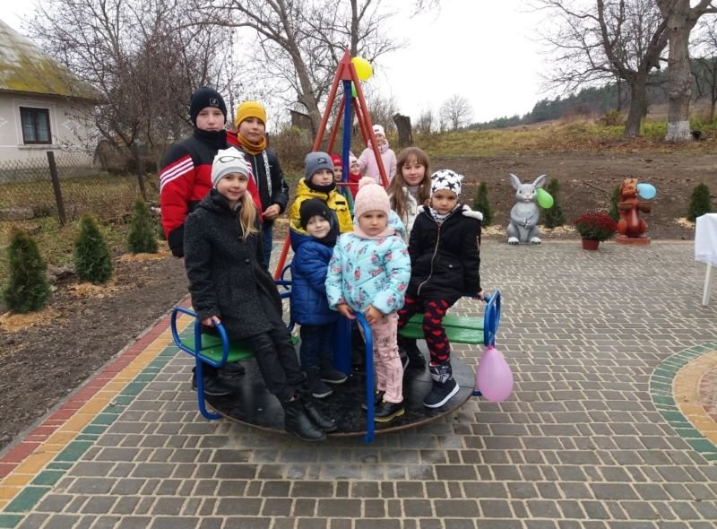 Жителі села Саджівка Гримайлівської громади отримали в подарунок дитячий майданчик