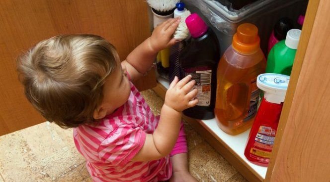 На Тернопільщині 2-річна дитина випила «хімію» для прочищення труб