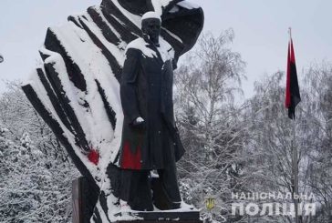 Пам'ятник Степана Бандери облили фарбою жителі Житомира
