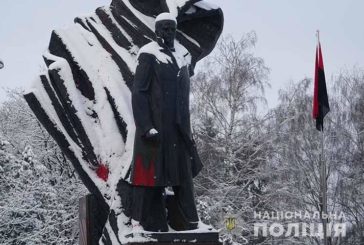 Пам'ятник Бандері в Тернополі облили червоною фарбою: поліція шукає зловмисника