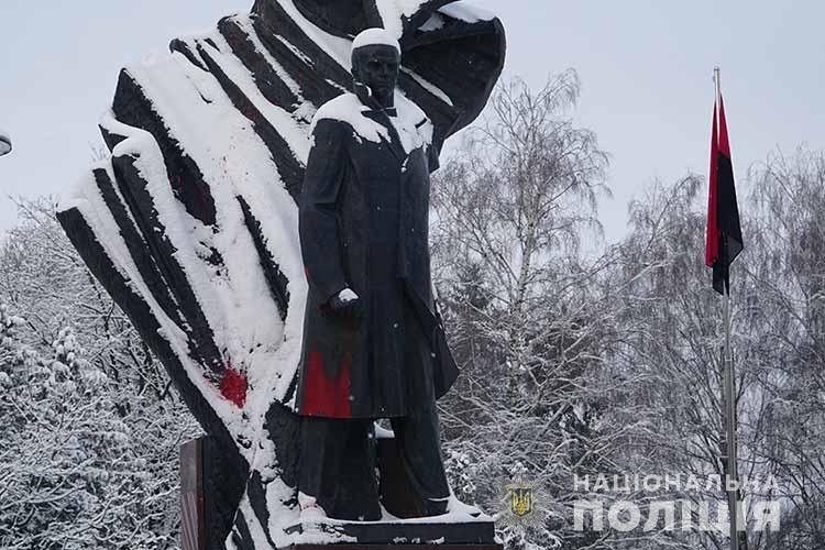 Пам’ятник Бандері в Тернополі облили червоною фарбою: поліція шукає зловмисника