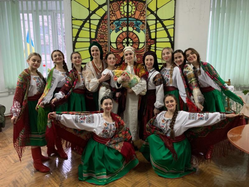 Це національний символ і оберіг: жительки Тернопільщини одягнули родинні реліквії у День української хустки (фото)