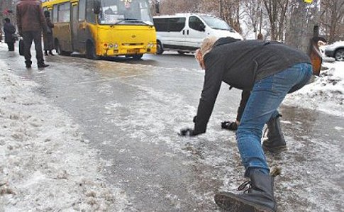 Через ожеледицю на дорогах Тернопільщини оголосили I рівень небезпеки