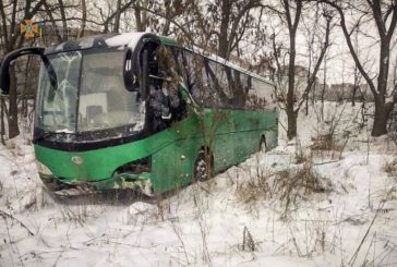 Поблизу Тернополя злетів у кювет автобус