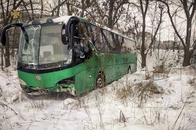 Поблизу Тернополя злетів у кювет автобус