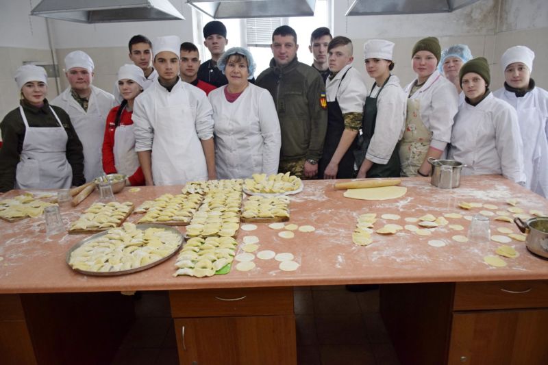 Курсанти Тернопільщини наліпили понад 5 тисяч вареників для захисників України (фото)