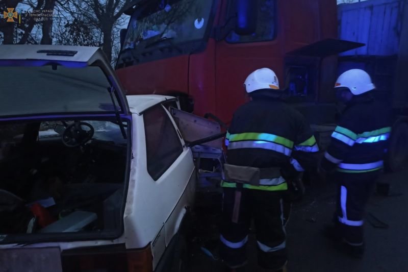 На Тернопільщині легківка врізалась у вантажівку: двоє хлопців отримали тяжкі травми