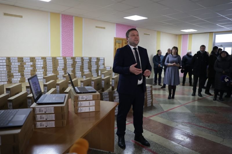 Учителям Тернопільщини передали більше 1 000 ноутбуків