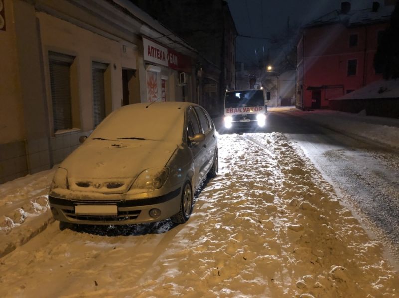 У Тернополі евакуюють автівки, які заважають прибирати на вулицях сніг