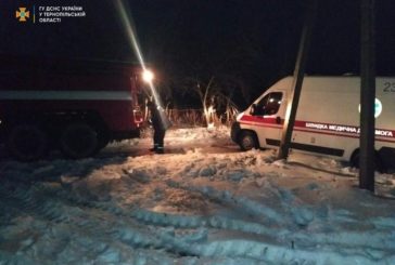 Тернопільські рятувальники визволяли зі снігового полону швидкі допомоги, автобуса й трактора