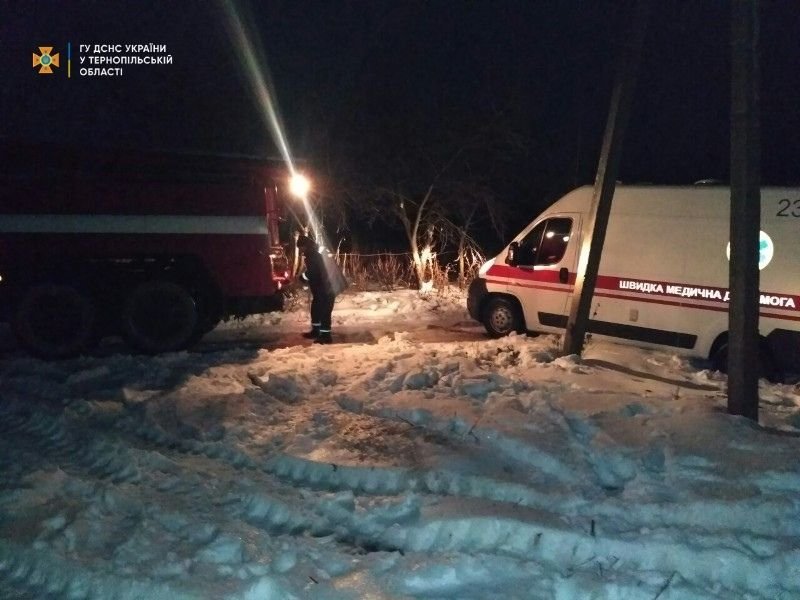 Тернопільські рятувальники визволяли зі снігового полону швидкі допомоги, автобуса й трактора