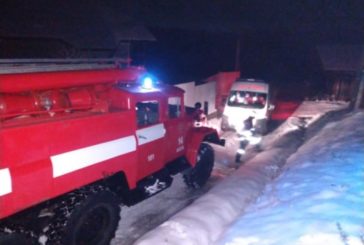 Тернопільські рятувальники визволяли швидку із снігового замету