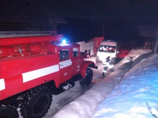 Тернопільські рятувальники визволяли швидку із снігового замету