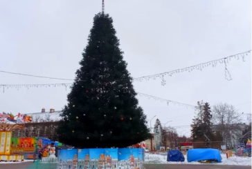 У Тернополі розбирають новорічну ялинку, проте ковзанку залишать