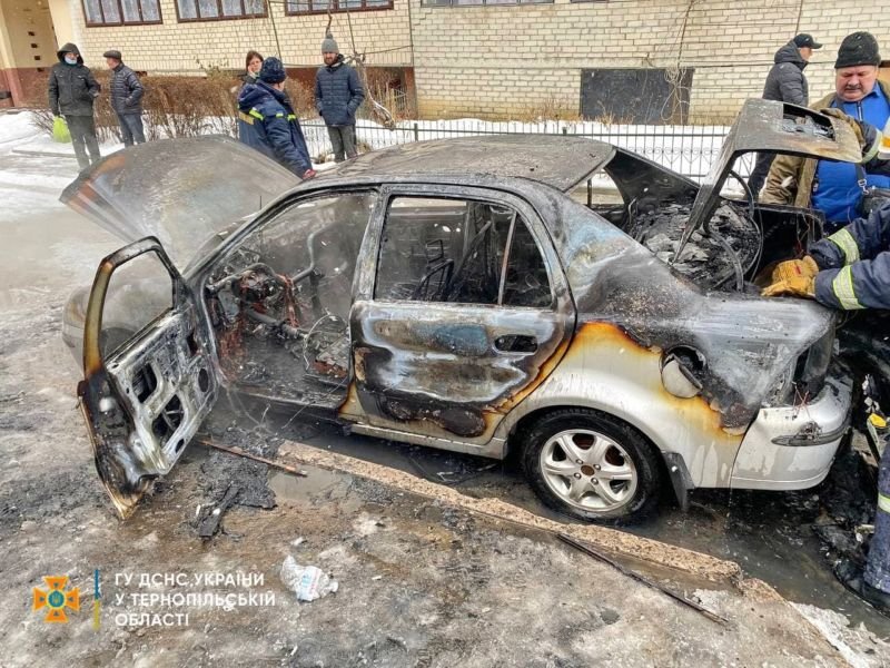 У Тернополі вщент згорів легковик (фото)