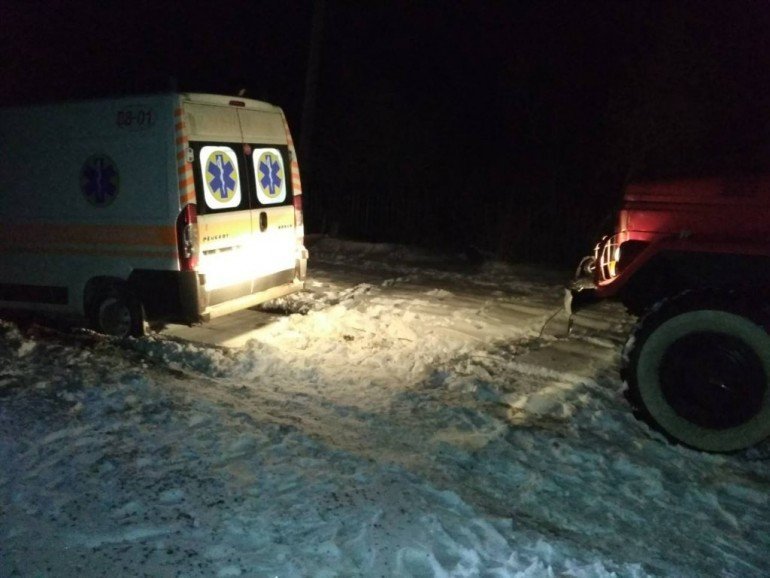У Тернополі в снігу застрягли дві швидкі допомоги