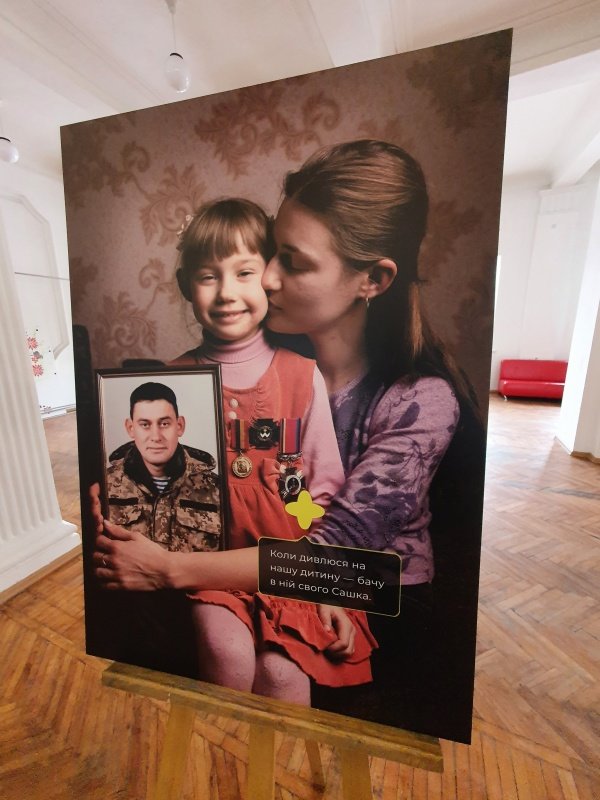 Історії загиблих на війні у фотопортретах рідних. У Тернополі відкрили виставку “Вшануй”