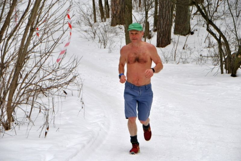 У морозяну погоду Василь Шевчук з Хоросткова на Тернопільщи пробіг 43 км з голим торсом – і встановив рекорд витривалості! (ФОТО)