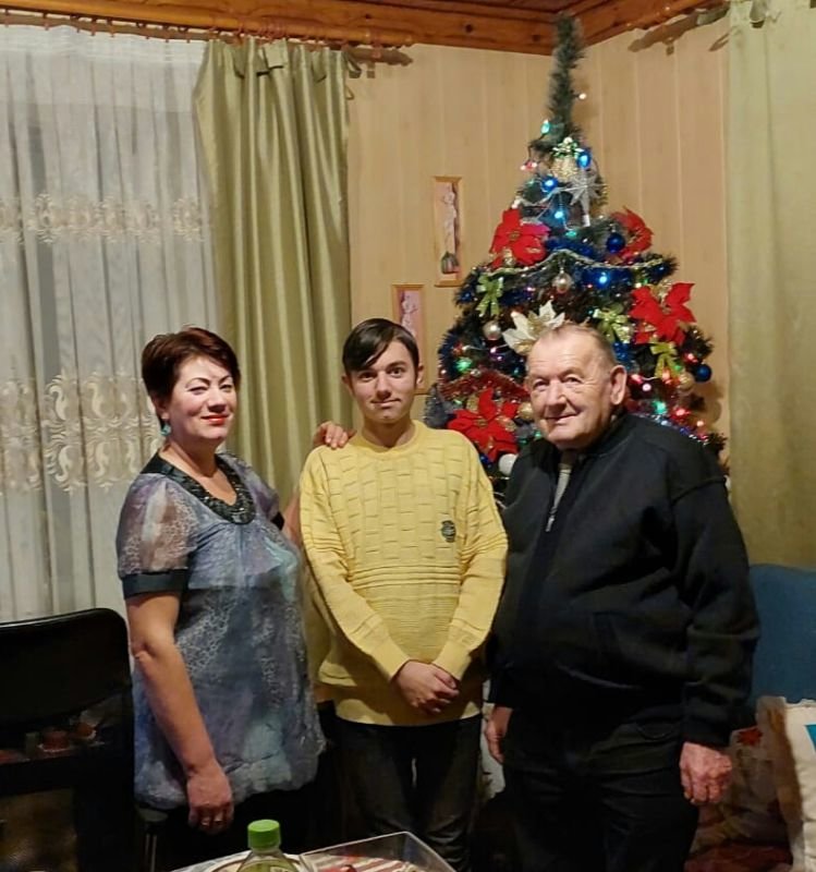 Борщ з “вушками”, шматочки оплатки, обійми і подарунки: як тернопільська журналістка святкувала Різдво у польсько-українській родині