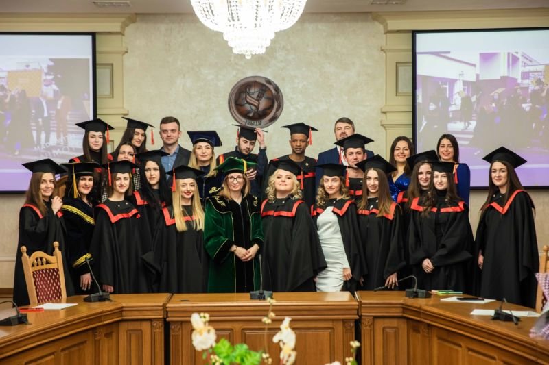 У ЗУНУ отримали дипломи магістри освітньо-професійної програми «Міжнародна економіка»