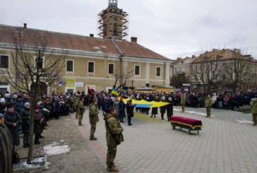 Бережанщина у жалобі: сотні містян прощаються з українським Героєм Віталієм Скакуном