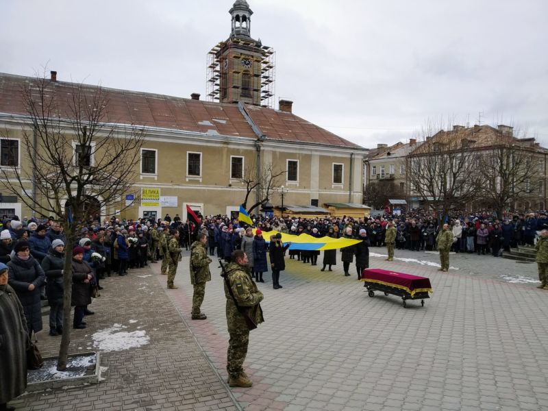 Бережанщина у жалобі: сотні містян прощаються з українським Героєм Віталієм Скакуном
