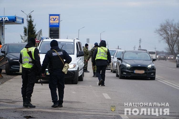 Поліцейські закликають громадян дотримуватися черги та правил на блокпостах