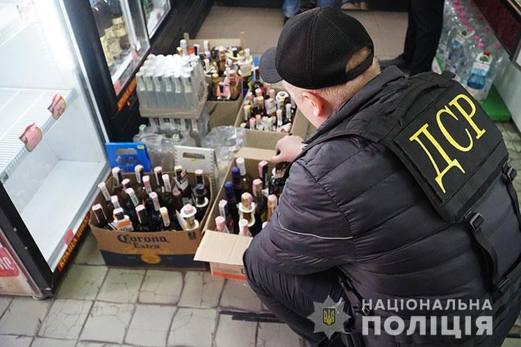 Попри заборону: в одному з магазинів Тернополя торгували алкоголем з-під прилавку