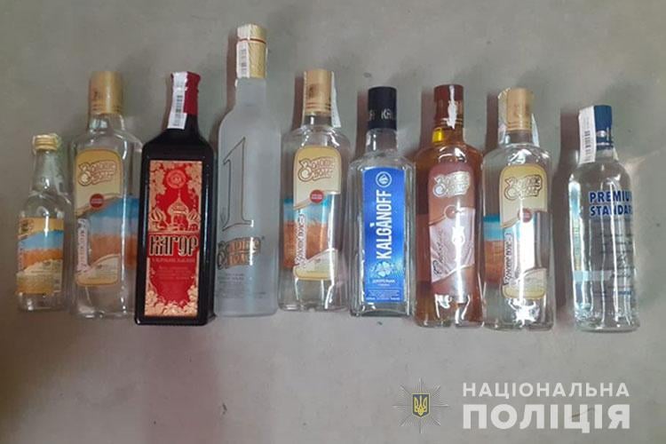 У Тернополі бармен продавав алкоголь на розлив зі свого авто